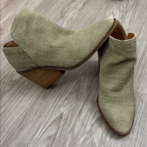 Lucky Brand Boots Womens 8 M Ankle Shoes Casual Wedge Zip Up Saucie Croc Print